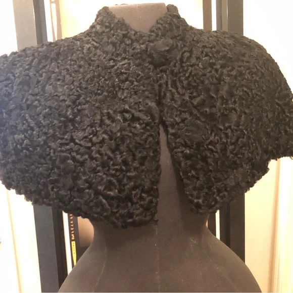 Vintage Shoulder Cape - Picture 2 of 7